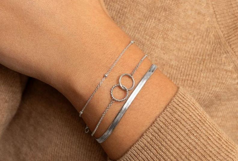 Tendencias de pulseras de plata: descubre los estilos que siempre triunfan