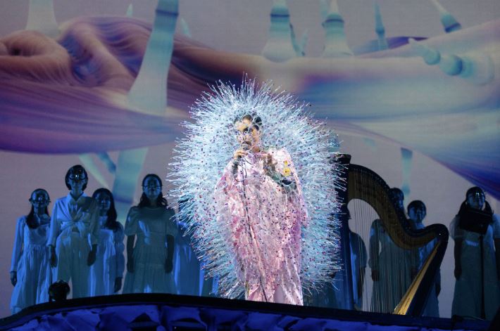 Björk anuncia Cornucopia: The Book, un libro ilustrado de 480 páginas de alta calidad que narra su c...